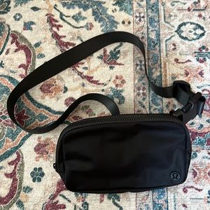 Lululemon Everywhere belt bag